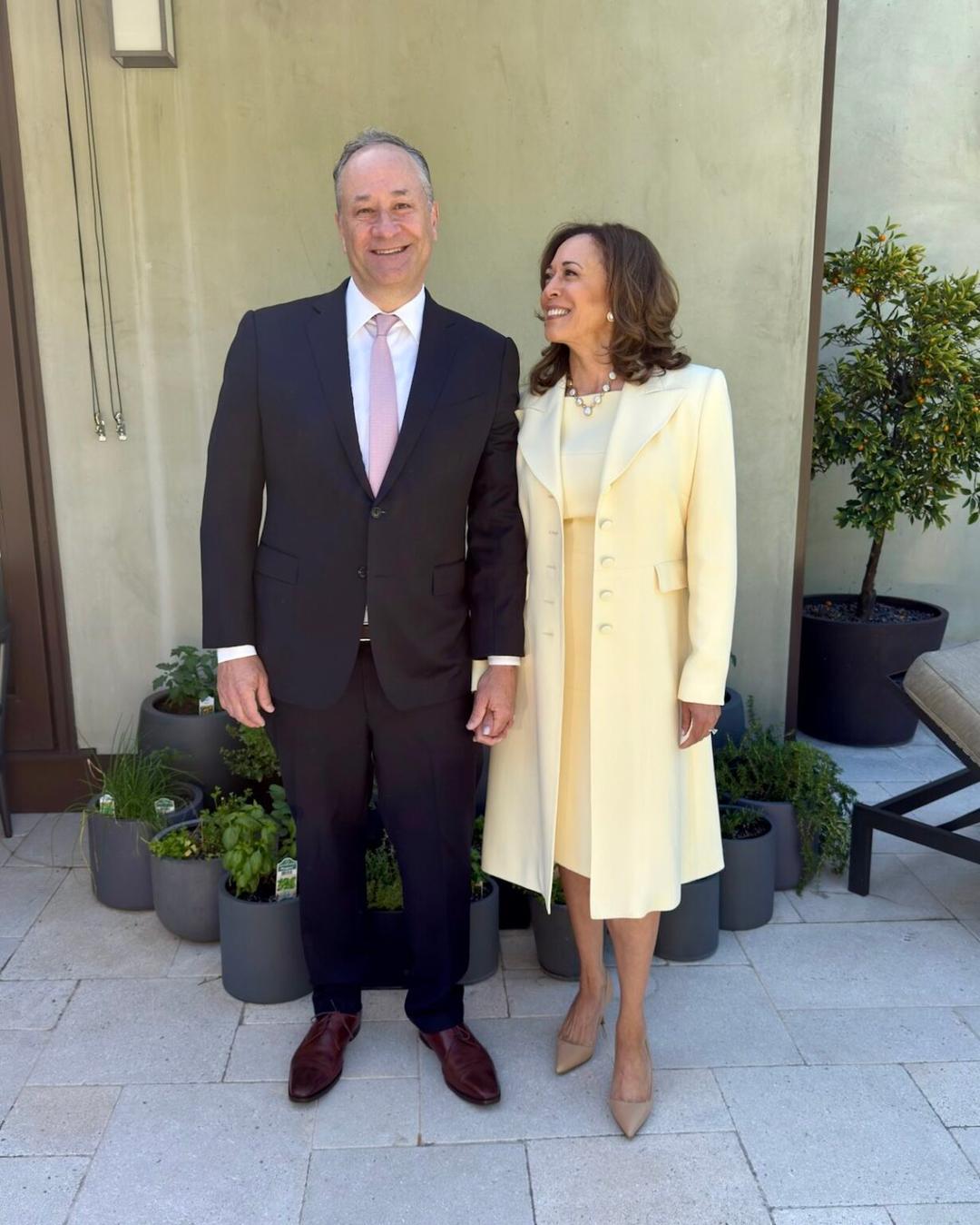 Trump corre a esposo de Kamala Harris del Museo del Holocausto