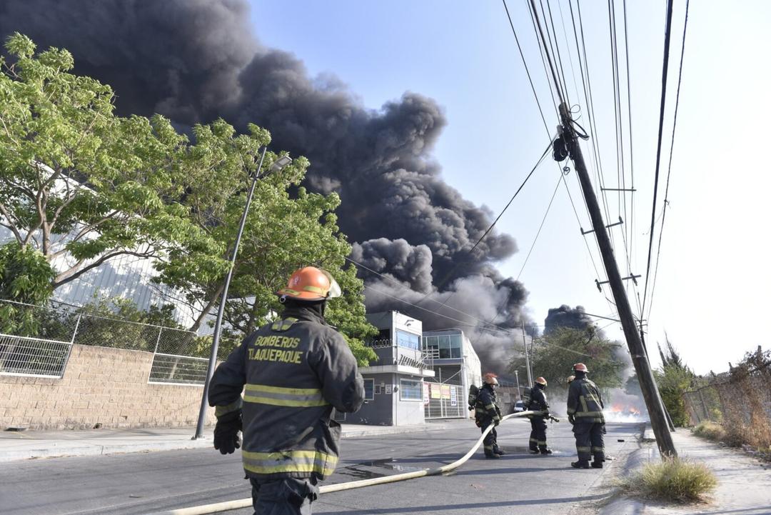 Incendio en el Álamo Industrial: Se quema fábrica de  aerosoles y químicos