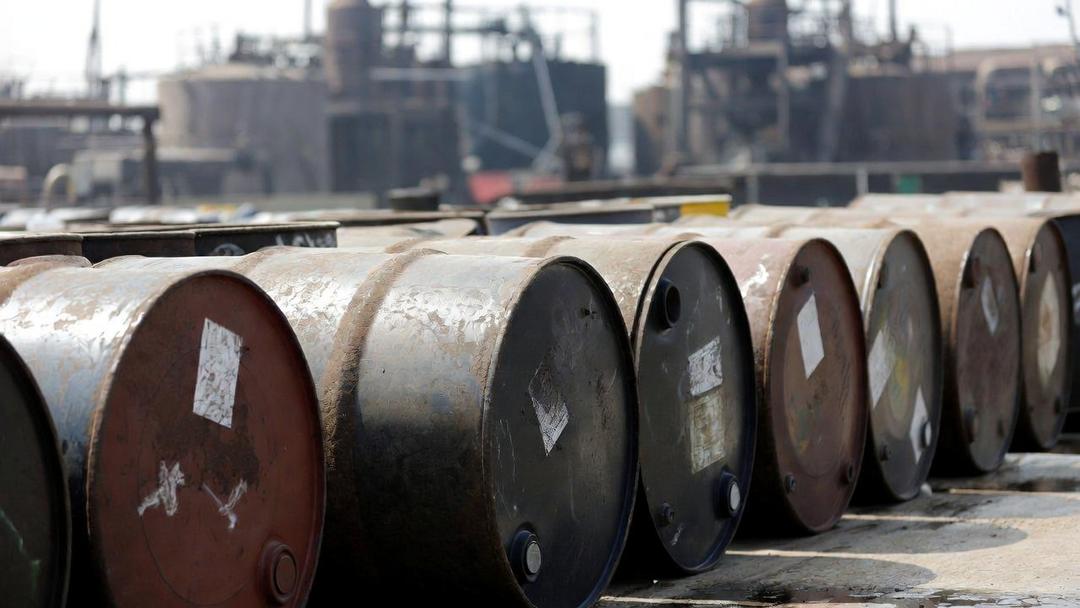 Petróleo termina al alza pero Trump le da revés por fin de la guerra