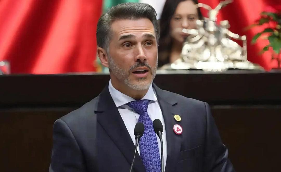 Sergio Mayer pide disculpas y regresa a San Lázaro