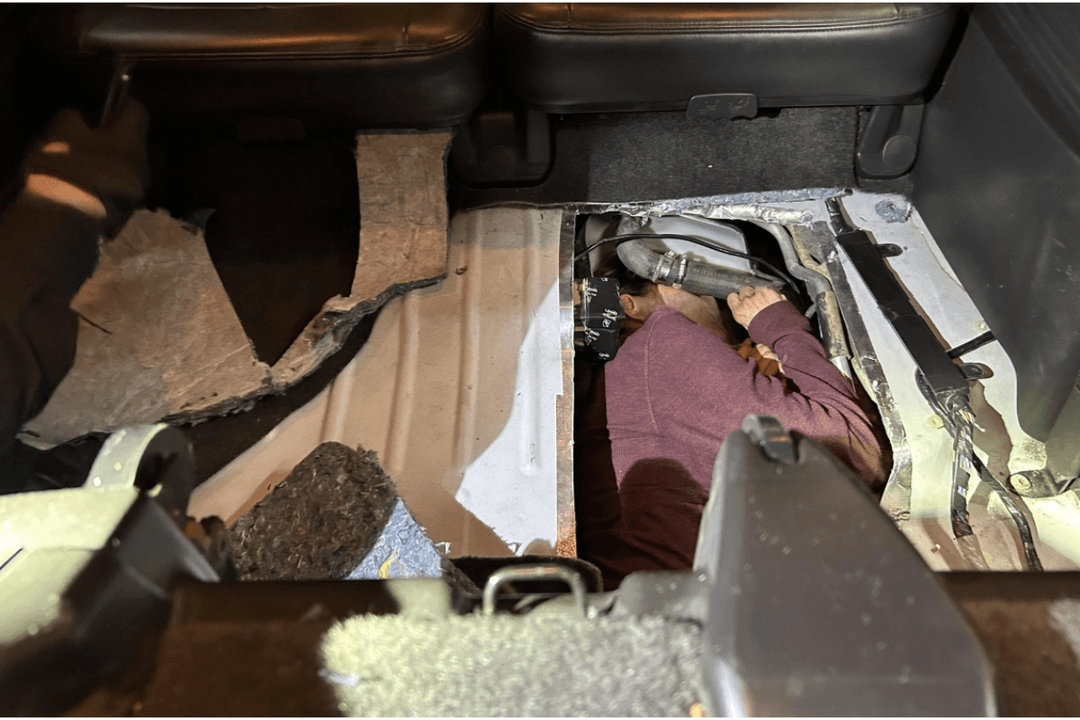 Mexicano es encontrado con quemaduras escondido en un auto que intentaba cruzar la frontera