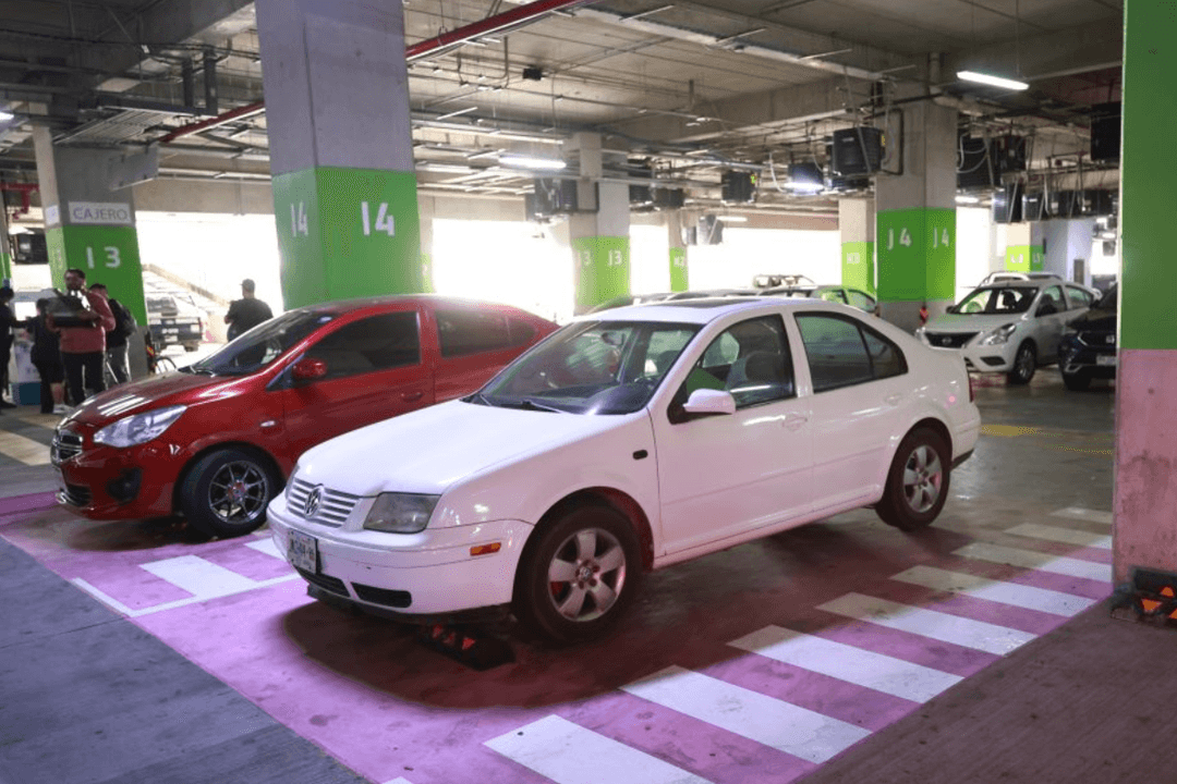 Zapopan crea cajones de estacionamiento para madres y cuidadoras