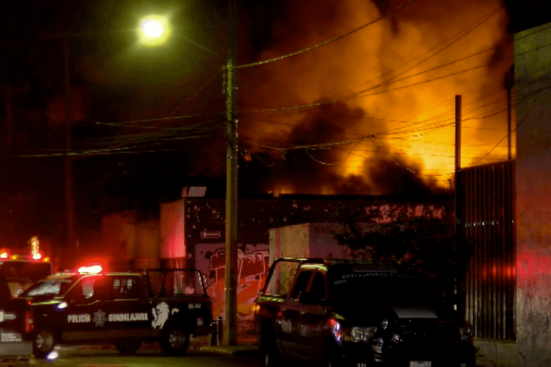 Guadalajara: Incendio consume tres fábricas