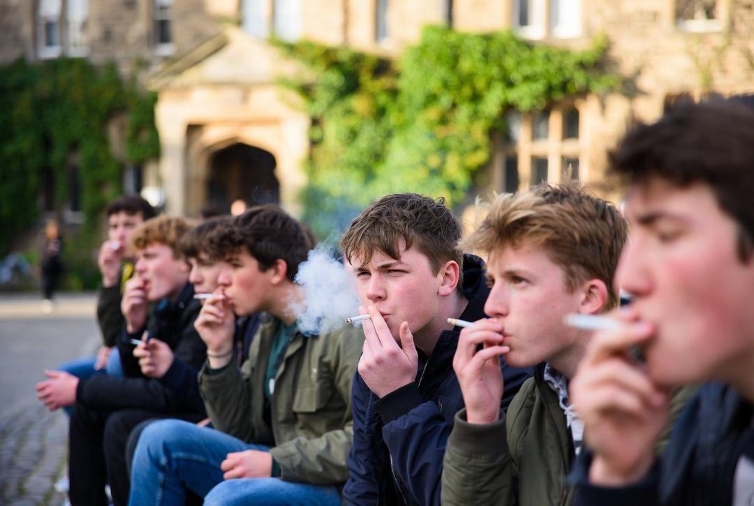 Reino Unido prohibe la venta de cigarrillos a personas nacidas después de 2008