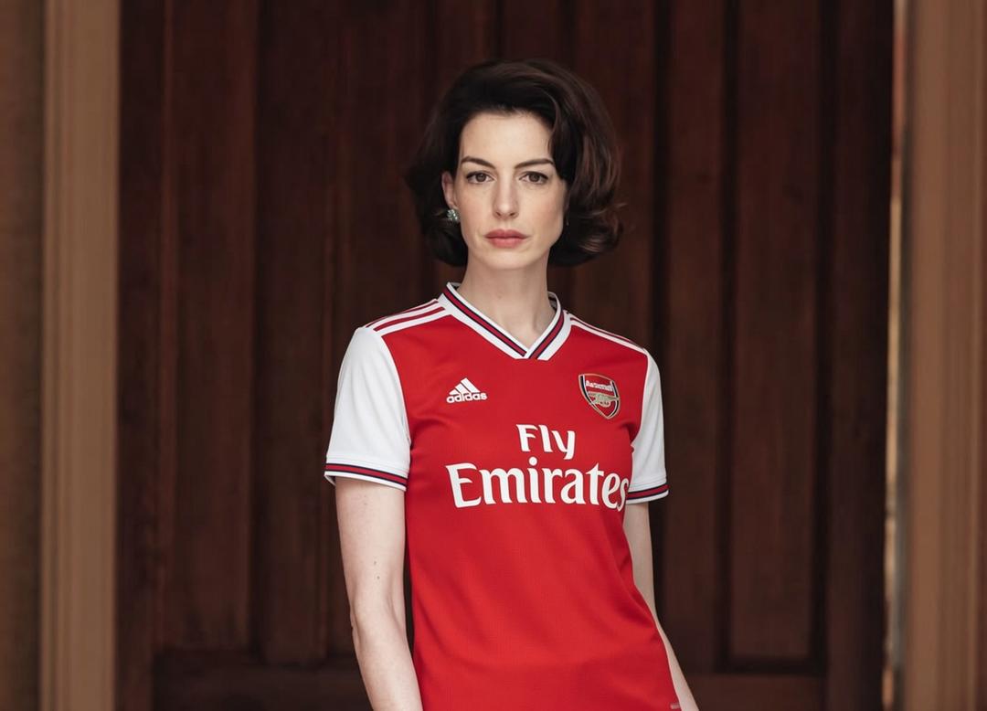 Anne Hathaway le da ultimátum al Arsenal en busca de la Premier