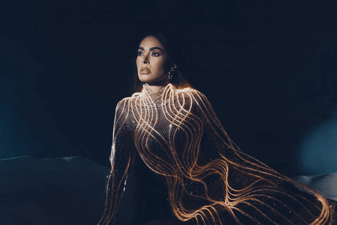 Galilea Montijo deslumbra con vestido de 65 mil cristales y luces LED