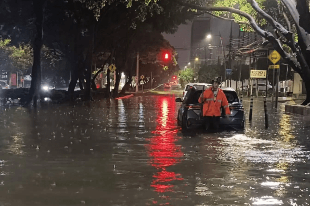 ZMG: Lluvia provoca inundaciones y cierres viales 