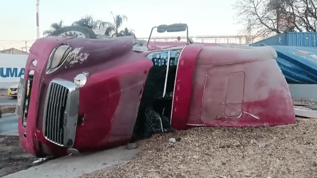 Tráiler volcó en Anillo Periférico Sur y Avenida López Mateos; afectó varios vehículos
