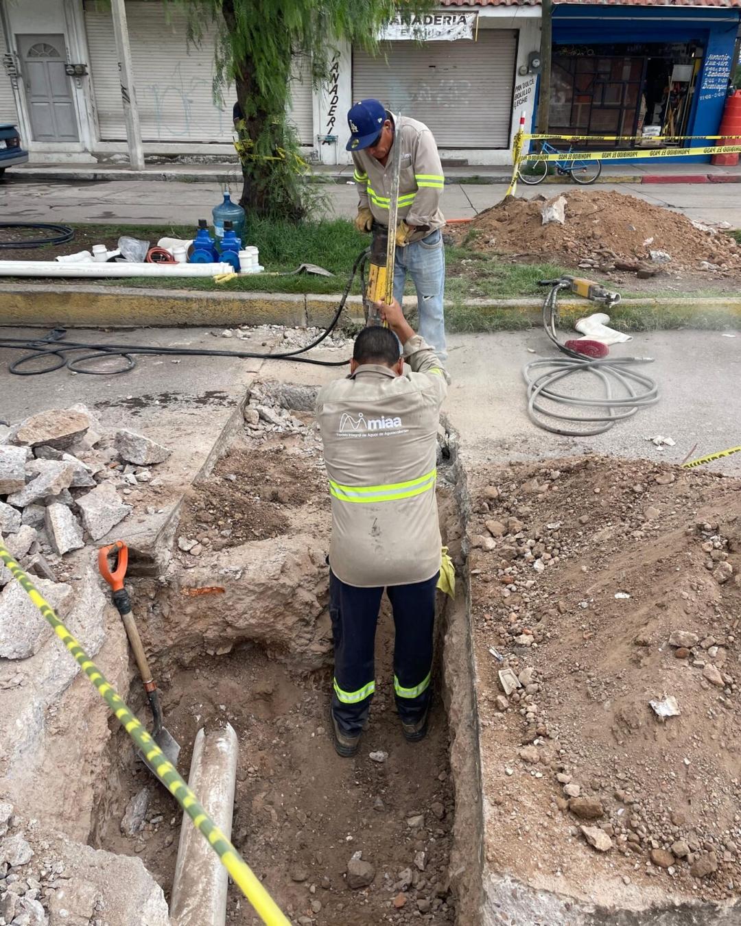 El municipio llevará a cabo una interconexión en la línea central de agua potable ubicada en la calle Gral. Julián Medina, en la colonia Insurgentes, con el objetivo de mejorar el abasto y la calidad del servicio a los usuarios locales. La obra mejorará la continuidad del servicio y la presión en diversas colonias cercanas. Durante la intervención, se podrían realizar maniobras técnicas que impliquen una suspensión temporal del suministro de agua en algunas áreas. El municipio exhorta a los vecinos a tomar precauciones y seguir las indicaciones correspondientes para minimizar inconvenientes durante la ejecución de estos trabajos. Una vez finalizada la interconexión, se espera que la infraestructura beneficie a la comunidad, garantizando una mayor redundancia en la red, reduciendo las variaciones de presión y respaldando el crecimiento futuro de la demanda de agua en la zona. Según informó el Modelo Integral de Aguas de Aguascalientes, estos trabajos aseguran la mejora del sistema a largo plazo.