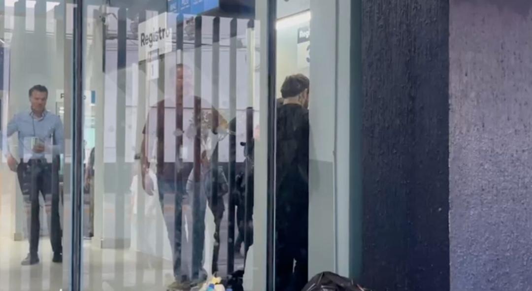 Luis R. Conriquez declara ante Fiscalía por presunta apología del delito