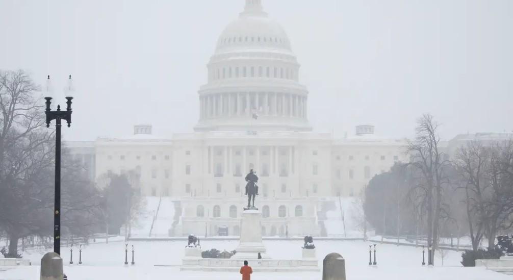 Nueva York en alerta por nevada histórica; Miami registra calor récord