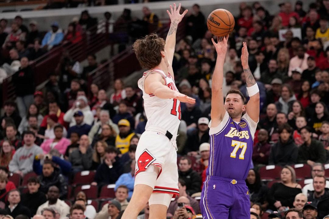 NBA: Doncic brilla en Chicago y hace historia con los Lakers