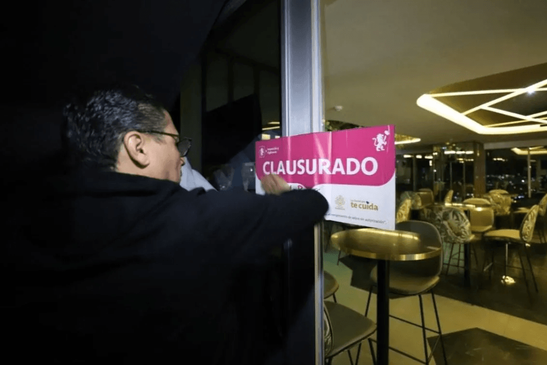Guadalajara: Clausuran terraza de hotel en tras salto en paracaídas