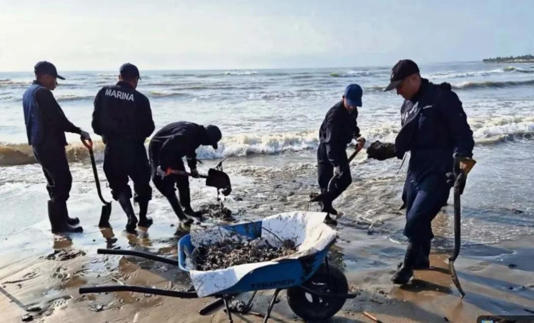 Veracruz: ¡Alerta! Petróleo contamina 30 toneladas de arena