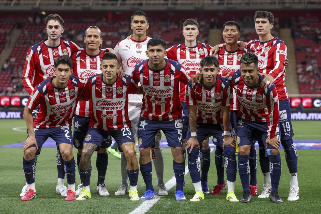 Chivas aplasta a León y retoma el liderato de la Liga MX