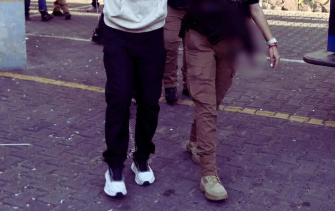 Tlajomulco: Detienen a hombre con droga y equipo táctico tras cateo