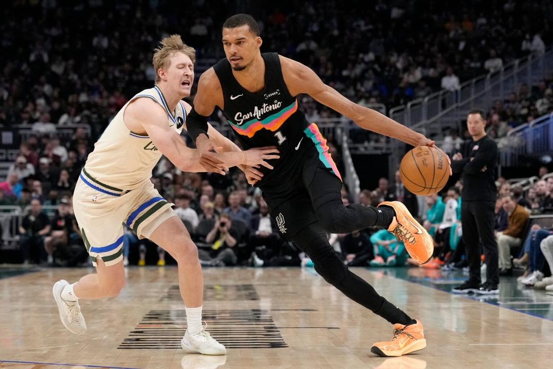 NBA: Los Spurs dejan sin Playoffs a los Bucks tras victoria; Pistons siguen ganando