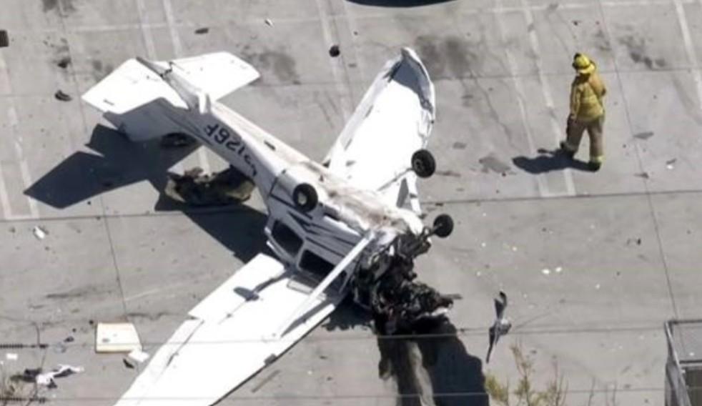 Los Ángeles: Avioneta se desploma en estacionamiento de tienda