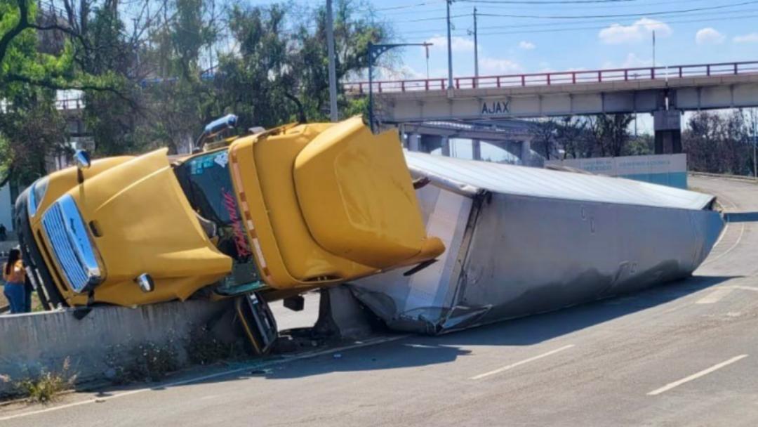 Puente de la Concordia: ¡Otra vez! Tráiler con 20 toneladas de tela vuelca