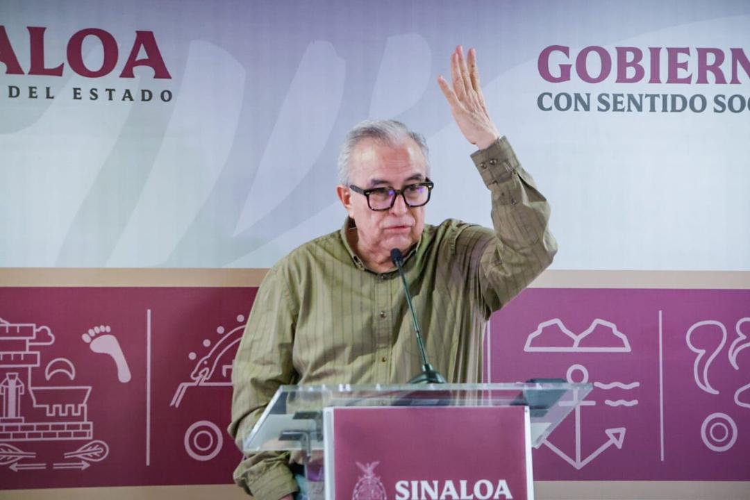 Rocha Moya pide licencia en medio de polémica