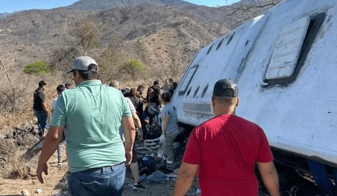 VIDEO: Así quedó el autobús con jaliscienses volcado en Amatlán de Cañas