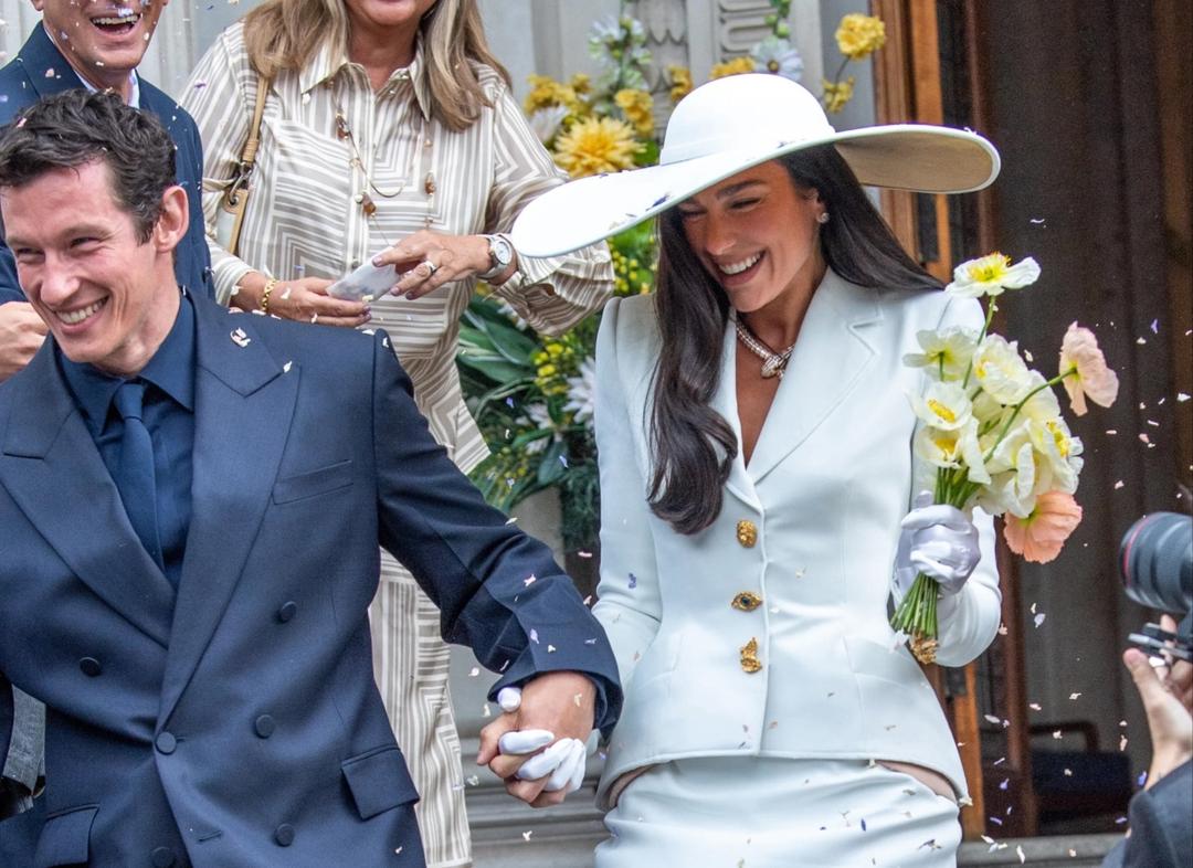 Dua Lipa se casa con el actor Callum Turner
