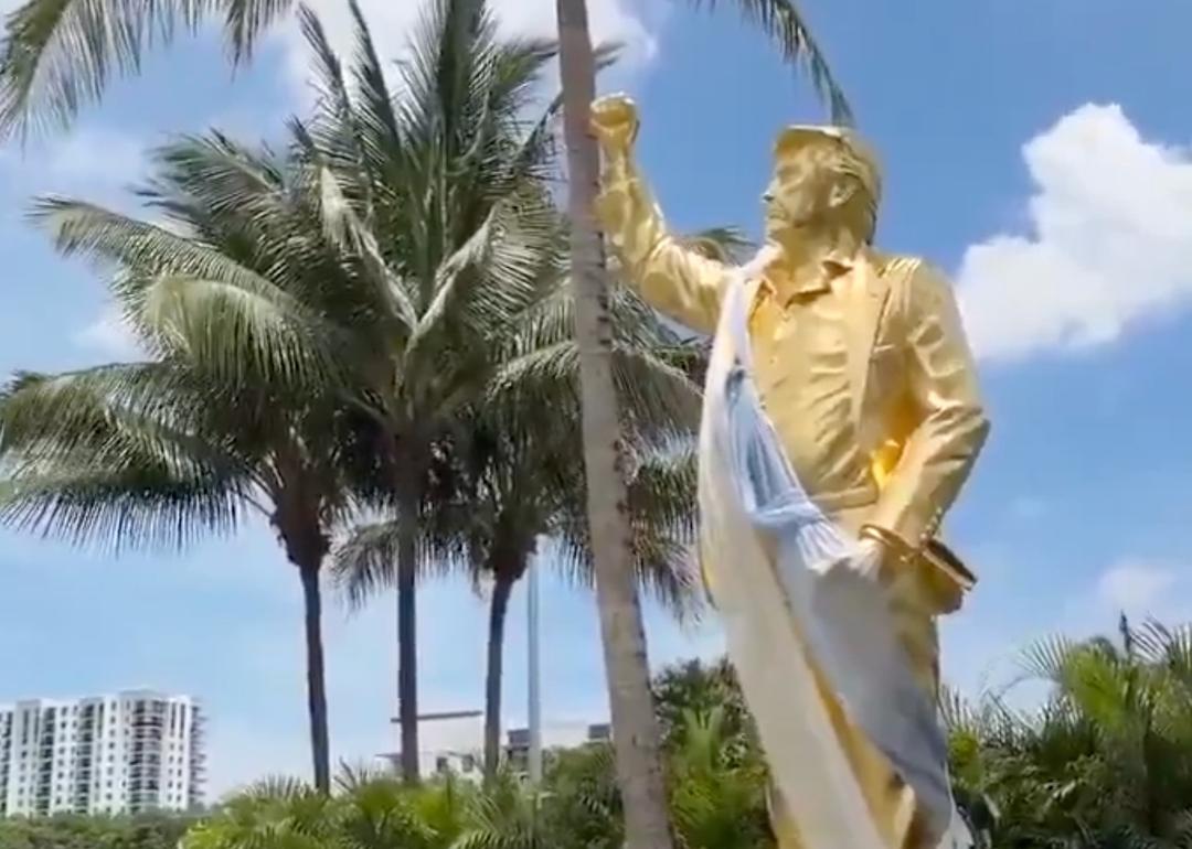 VIDEO: Pastor bendice estatua de Trump; defiende el hecho
