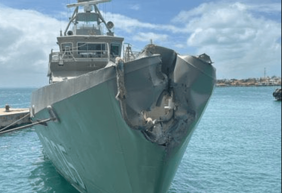 VIDEO: Buque de la Marina colisiona contra un ferry de pasajeros