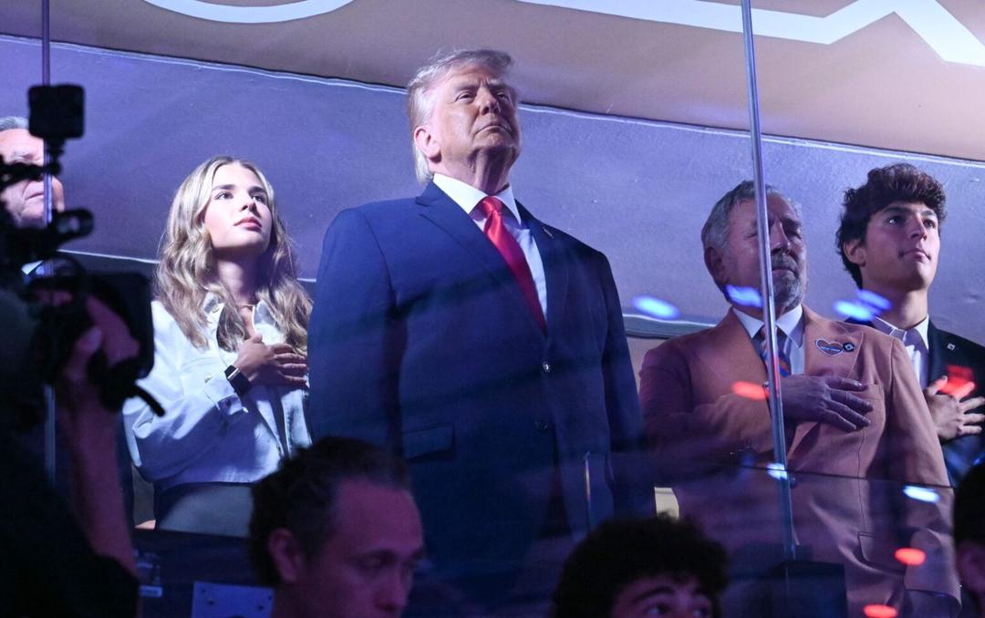 Trump asiste al juego entre Knicks y Spurs; refuerzan seguridad