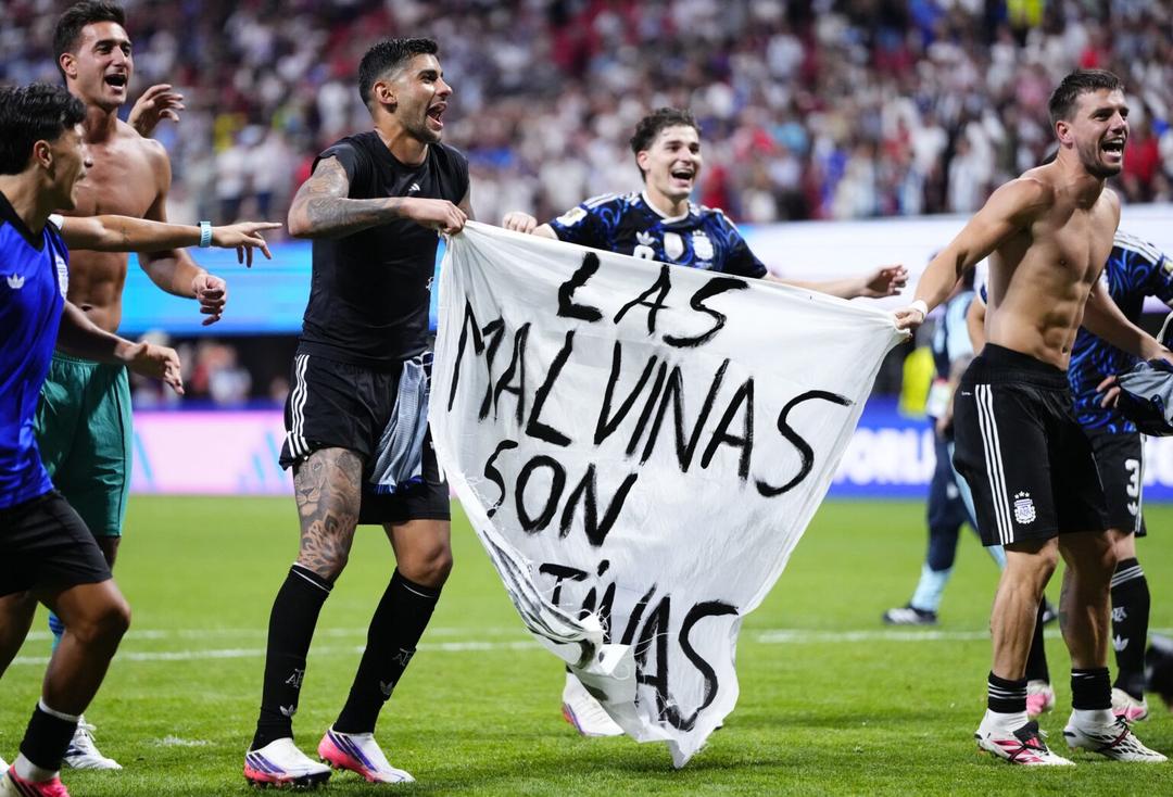 ‘Las Malvinas son argentinas’: Jugadores de Argentina celebran con polémico mensaje