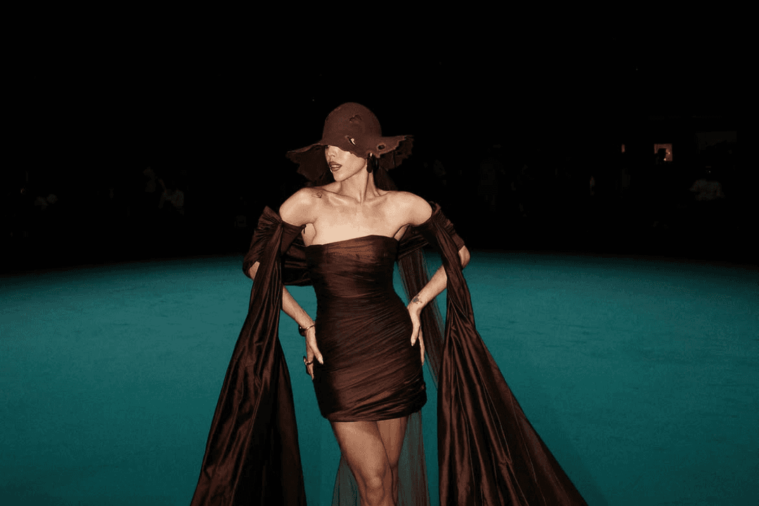 Danna la única celebridad mexicana invitada al desfile de Robert Wun