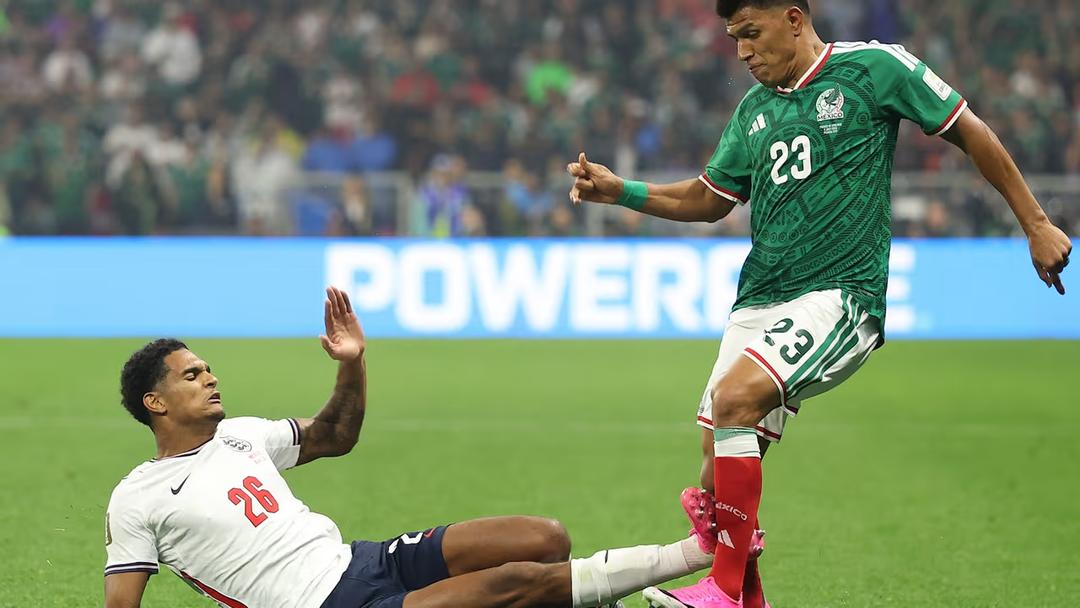 Jarell Quansah recibe dos partidos de sanción por su roja ante México