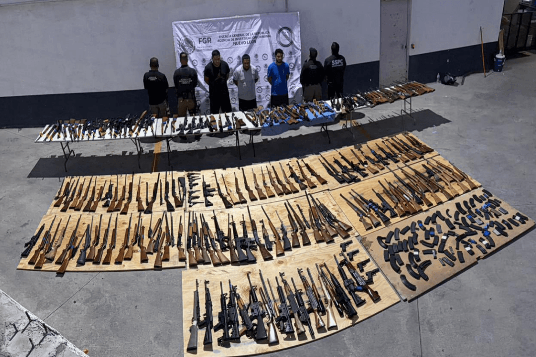 Nuevo León: Caen tres con 210 armas que venía de Texas