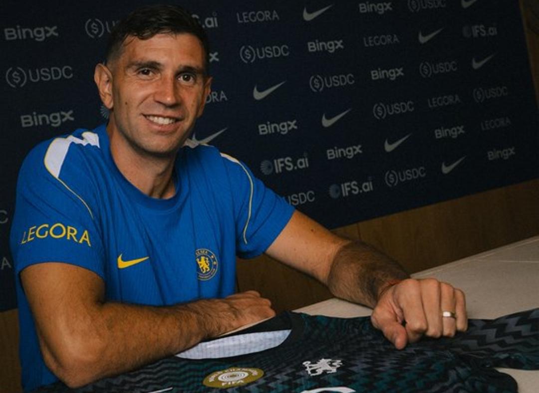 Dibu Martínez es nuevo jugador del Chelsea; ya debutó