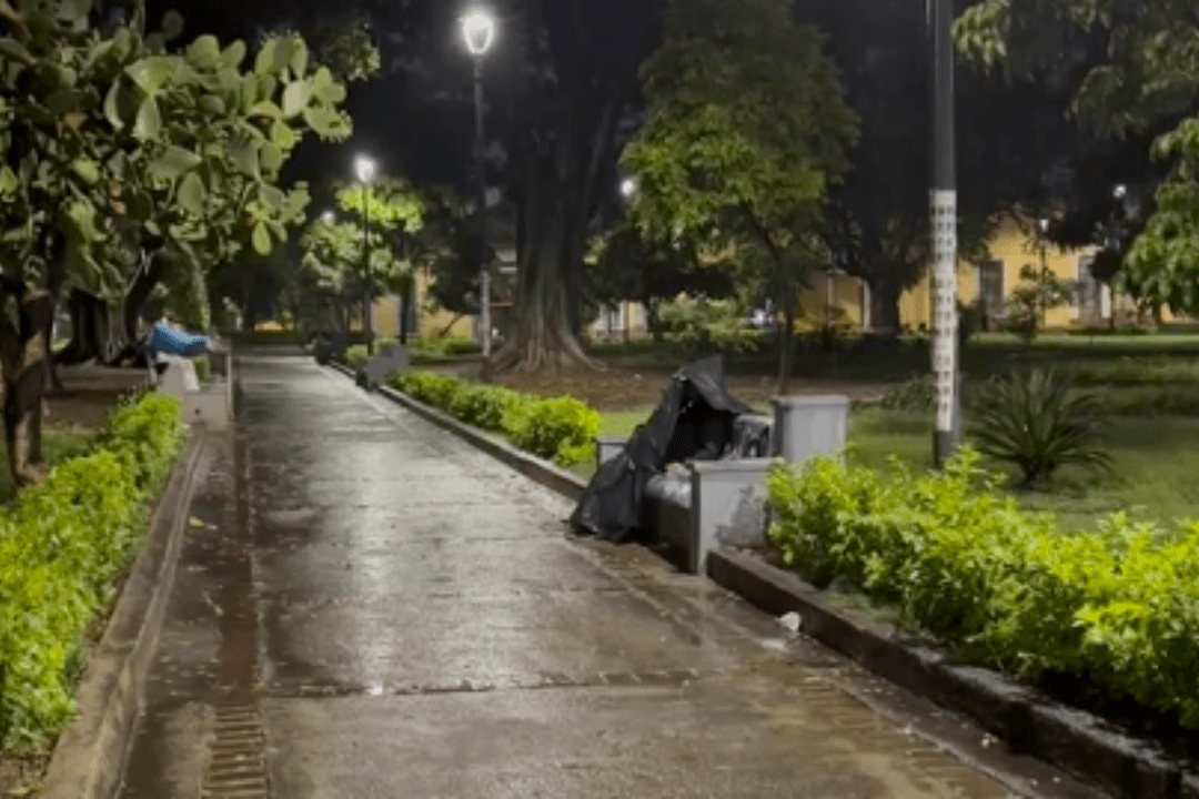 Jardín Botánico Alcalde: Dejan sentado en una banca a hombre sin vida