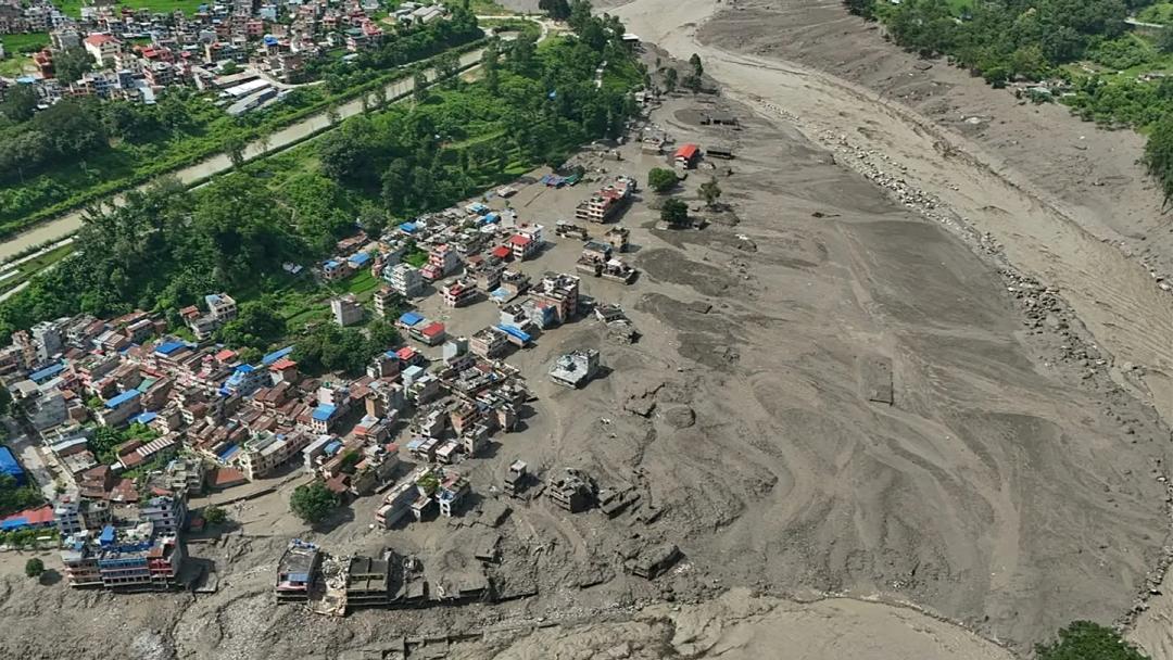 VIDEOS: Así fue el momento exacto de la devastadora riada en Nepal