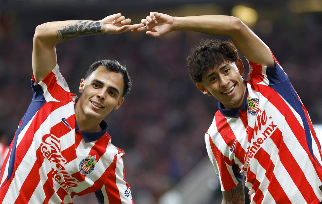 Chivas aplasta a Pumas y se coloca líder del Apertura 2026