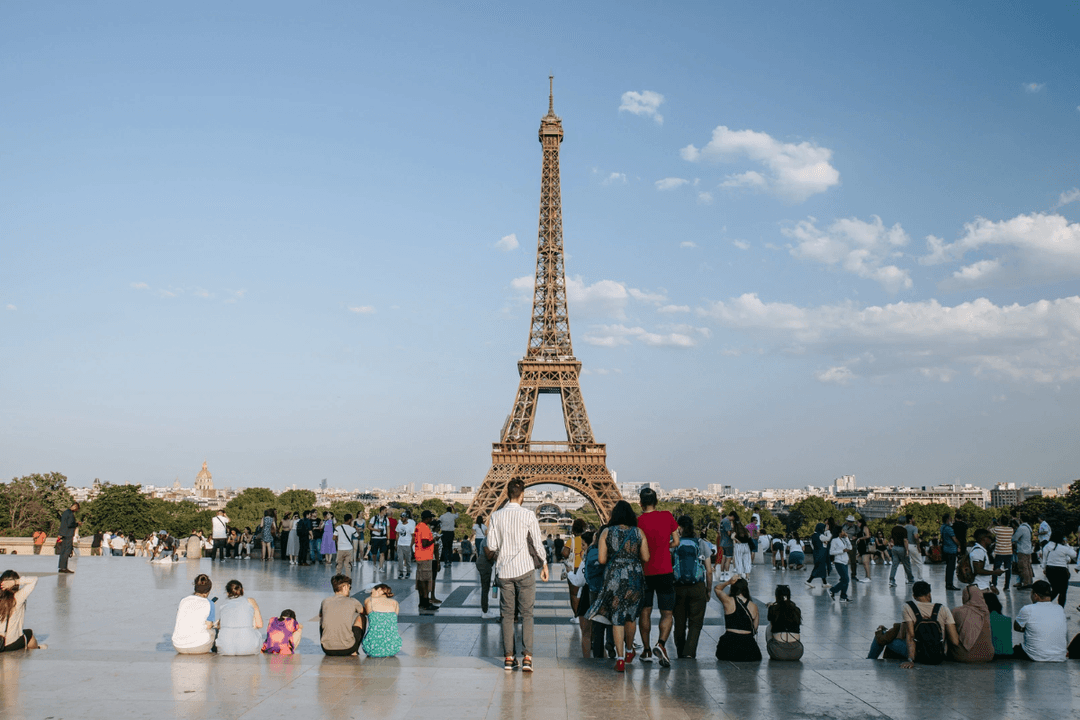 Reabre la Torre Eiffel tras huelga contra la discriminación de su personal femenino