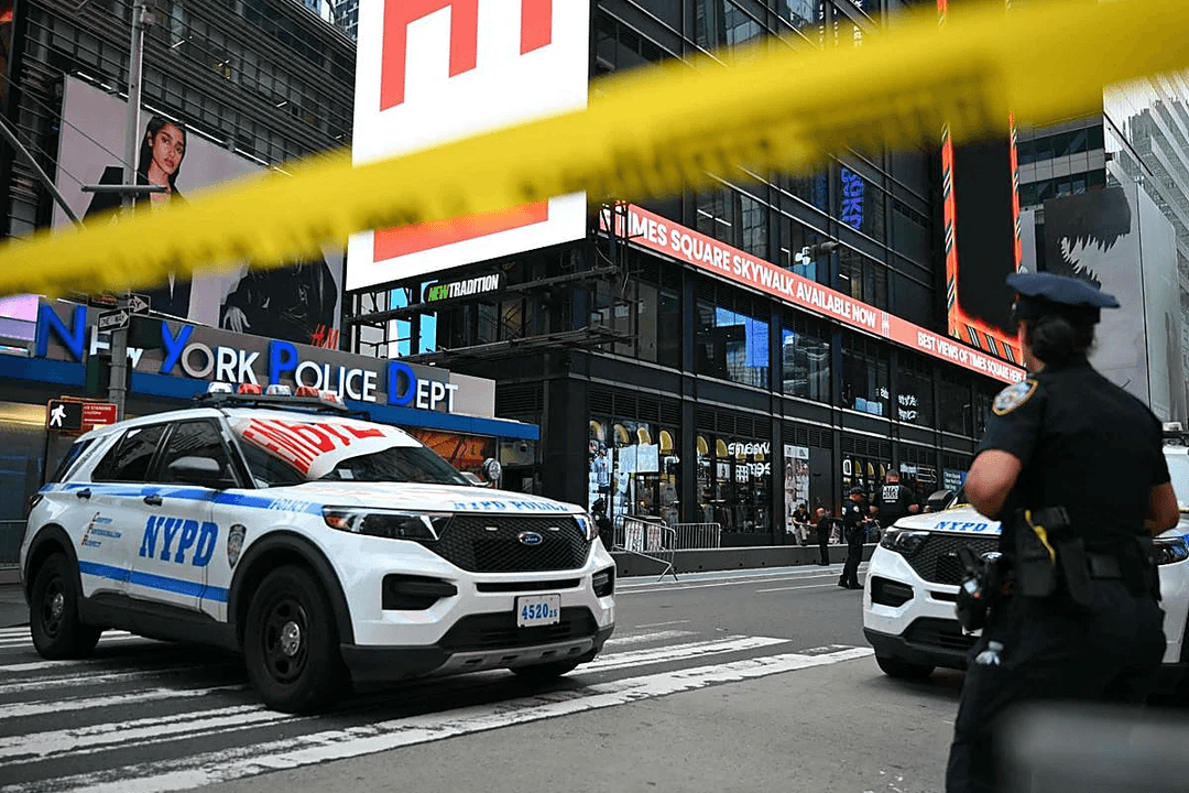VIDEO: Mujer agrede a dos personas en el Times Square; es abatida
