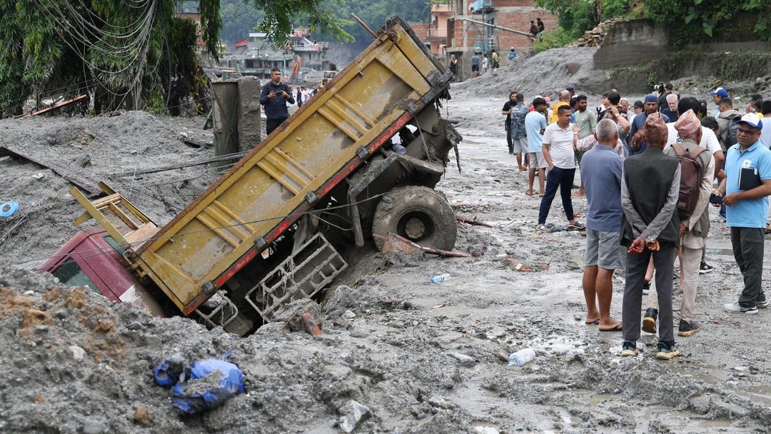 Nepal: Aumenta a más de mil 100 muertos y casi 4 mil desaparecidos