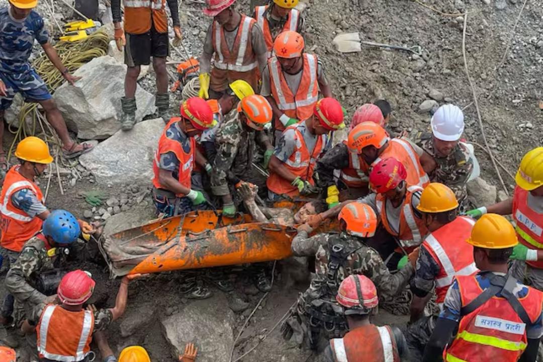Nepal: Rescatan a dos trabajadores que pasaron nueve días atrapados tras deslave