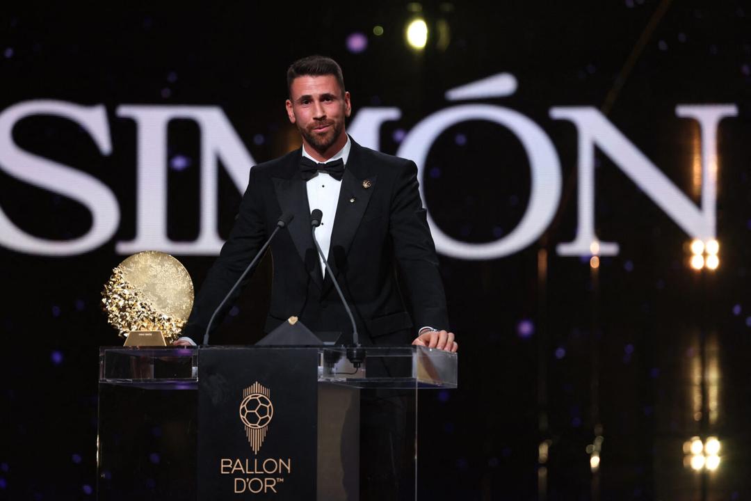 Balón de Oro: Unai Simón recibió el trofeo Yashin