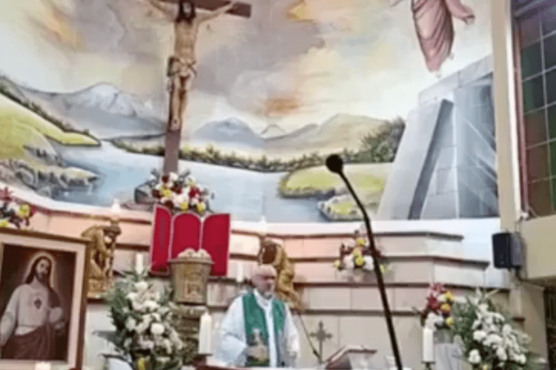 VIDEO: Muere sacerdote tras caerle cruz encima durante una misa
